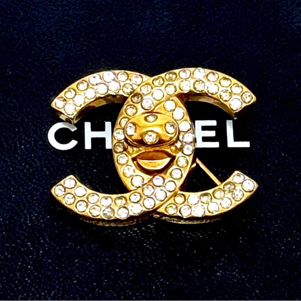 CHANEL VINTAGE 1995 F/W COLLECTION TURNLOCK W/RHINESTONE BROOCH .